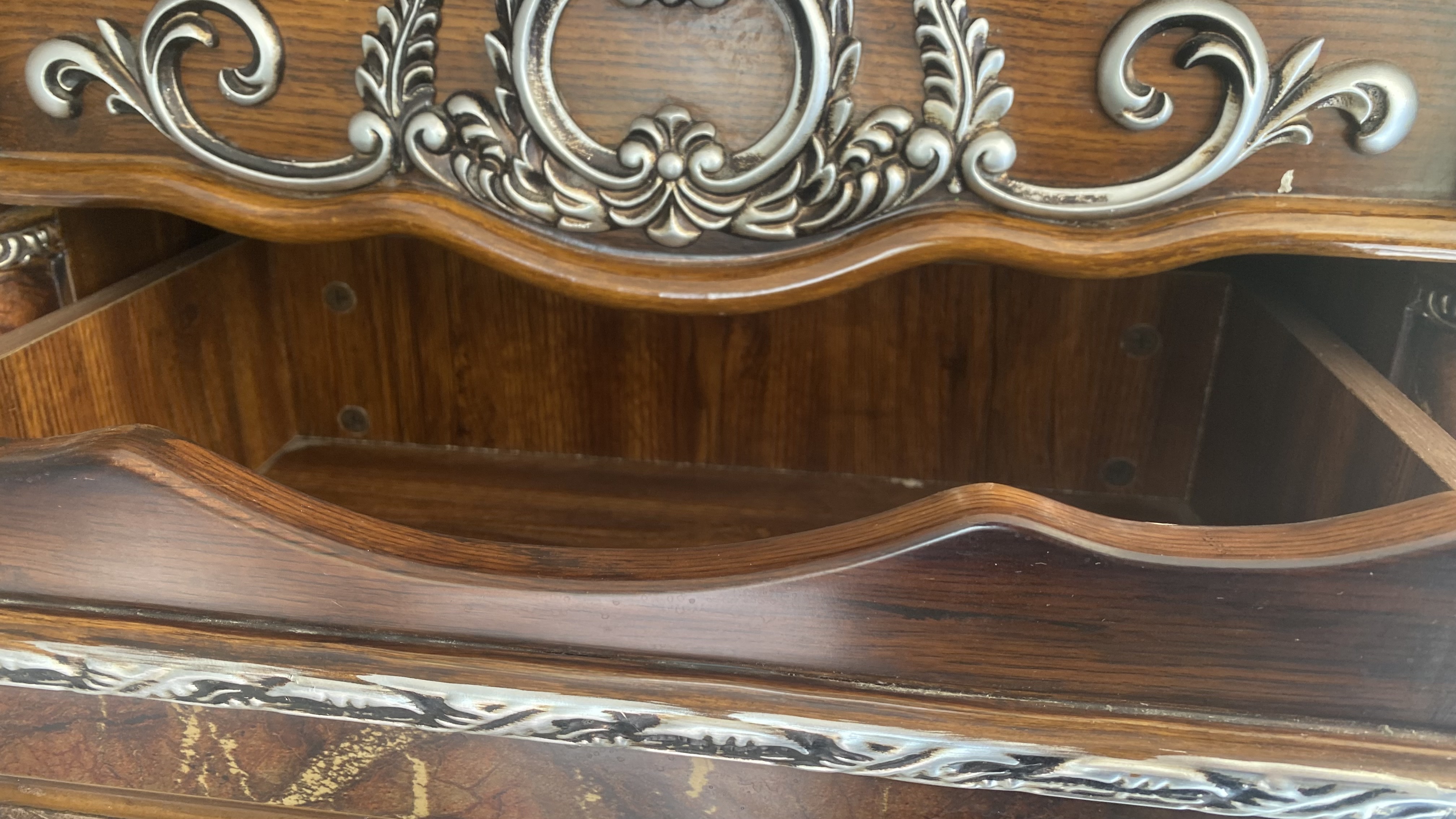 Set Vantage baroque dresser and side table ? - Image 7