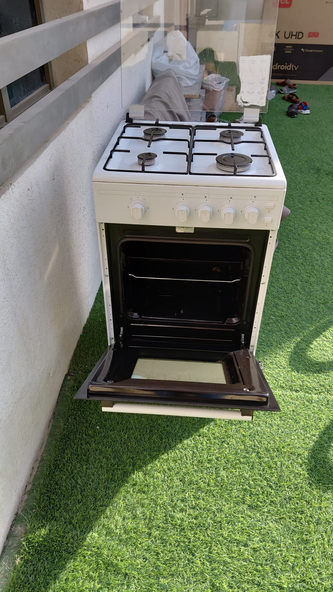 White Gas Stove with Oven in Very Good Condition - Image 5