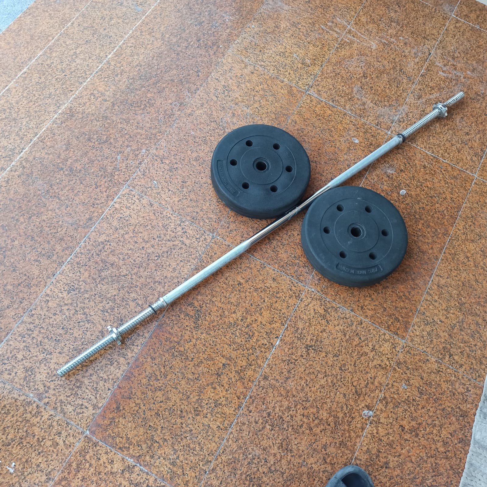Long Bar with 2 Plates 7.5Kg + 7.5Kg +1.5Kg +1.5Kg =18Kg - Image 1