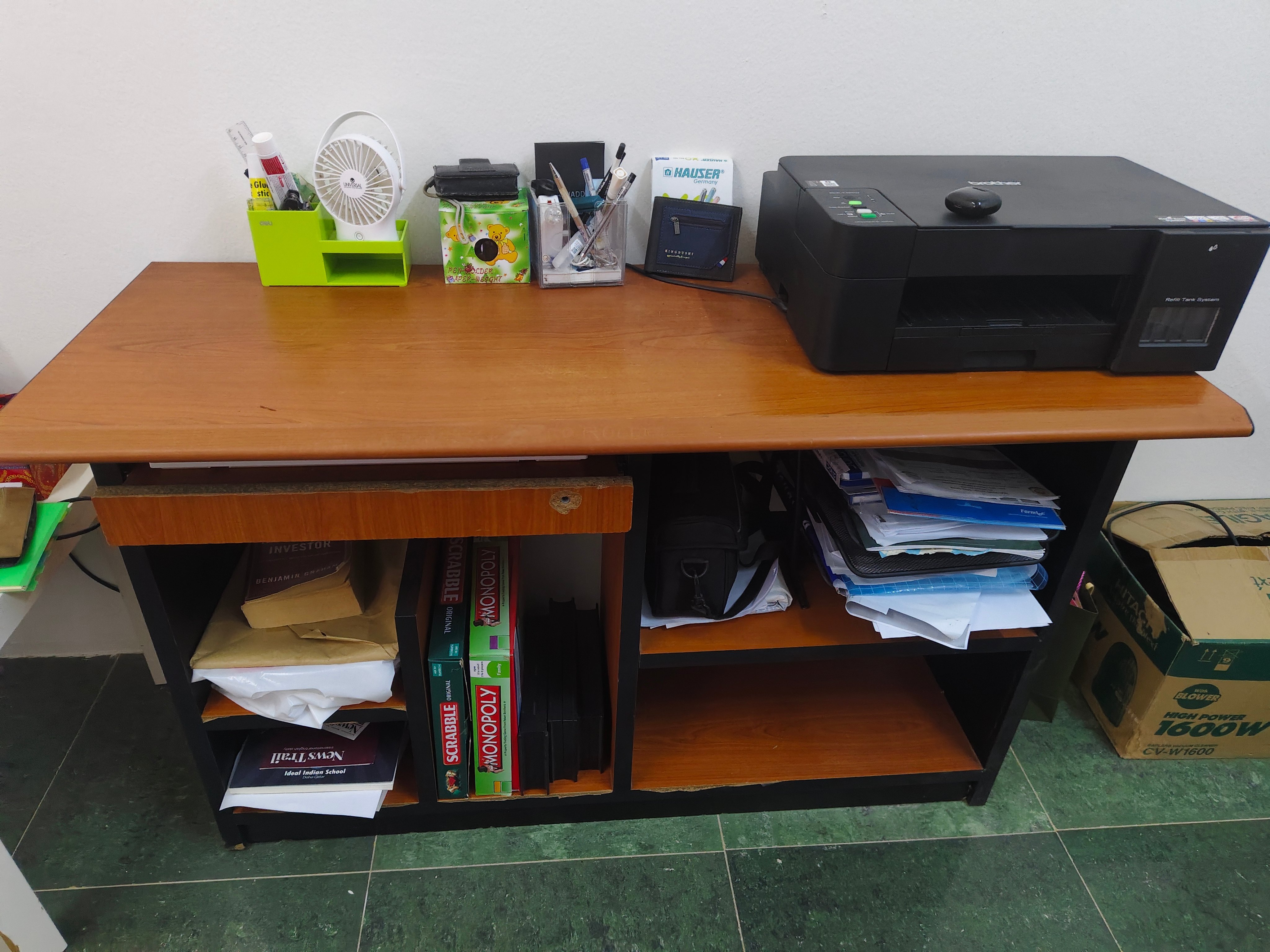 Computer table - Image 1