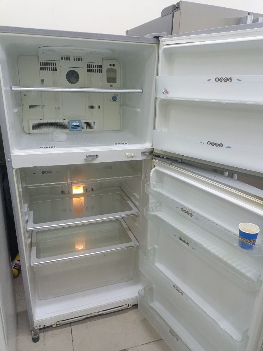 Sharp refrigerator - Image 2