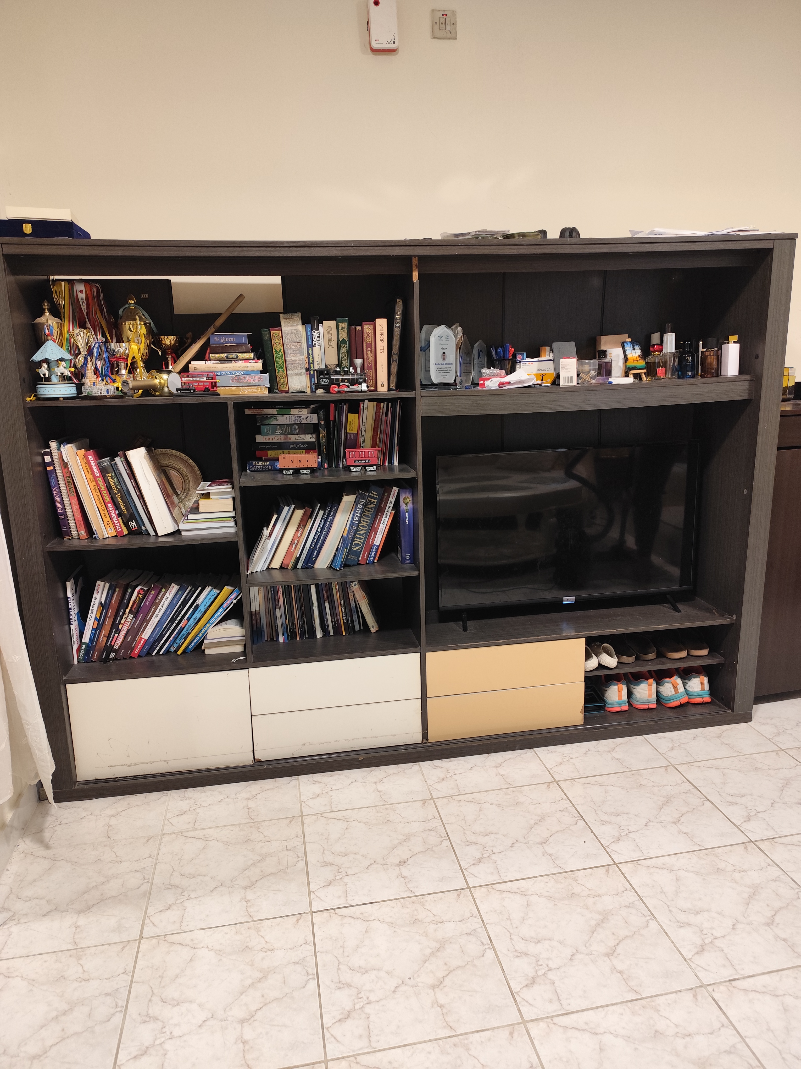 TV and book stand - Image 1
