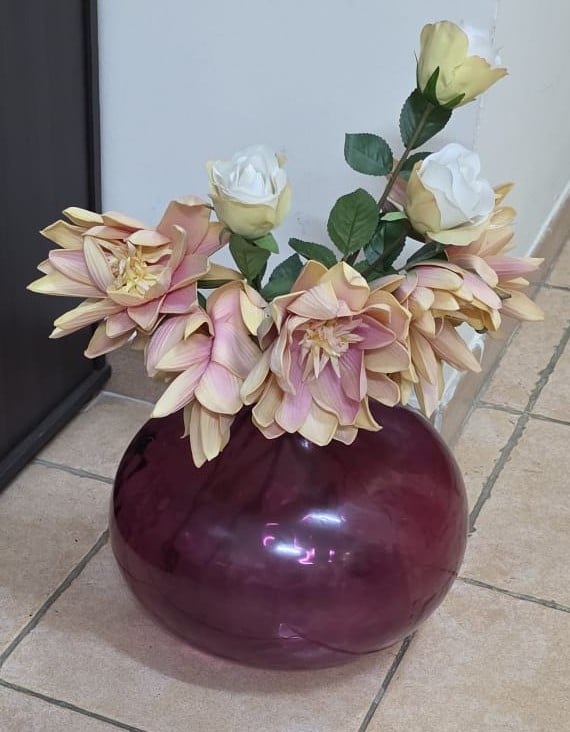  ? Glossy Round Vase with Faux Flowers – For Sale  Elegant deep-maroon - Image 2