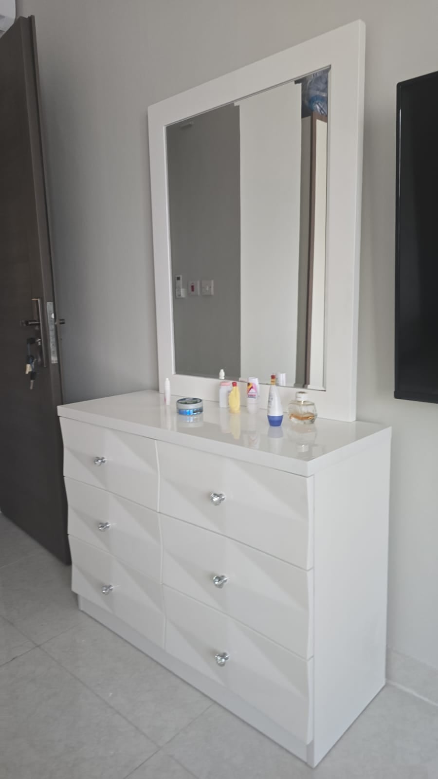 DRESSING TABLE - Image 1