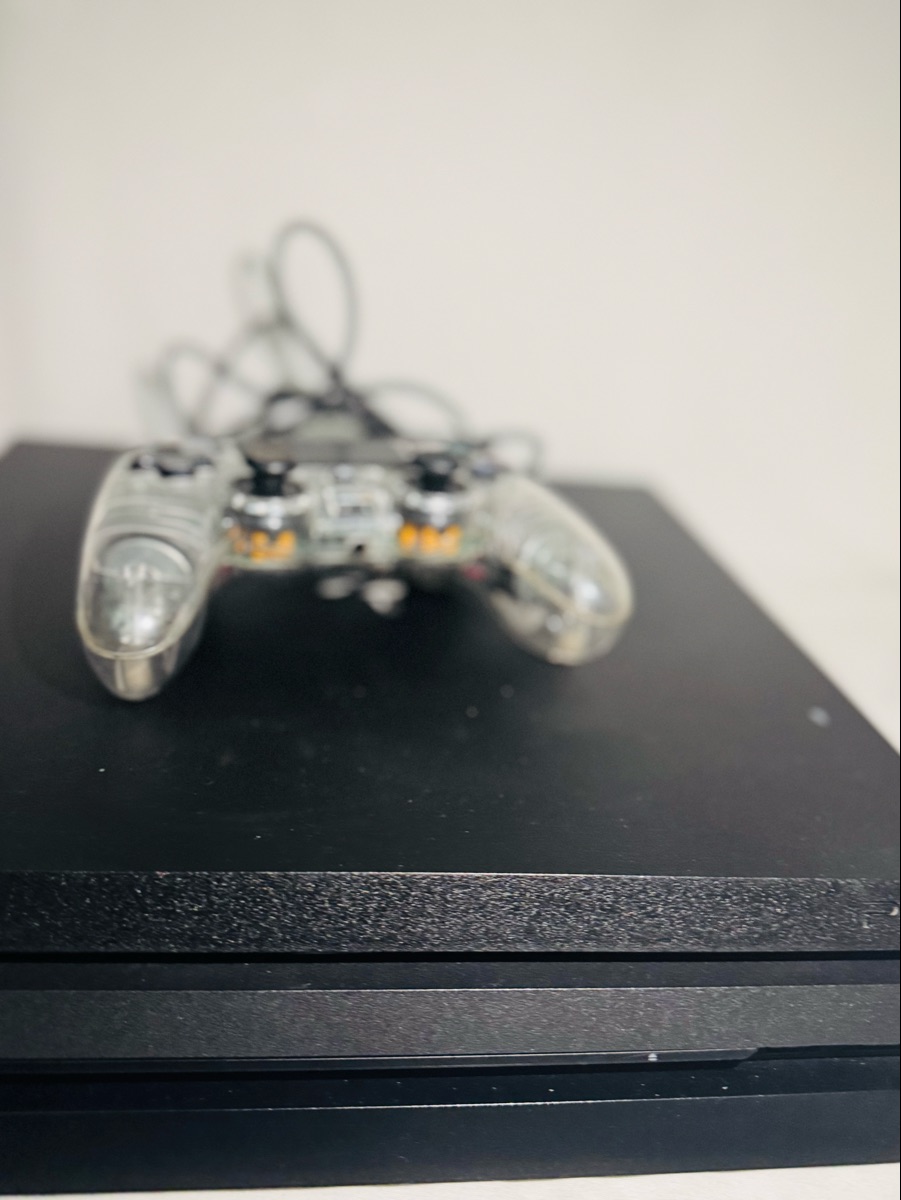 PlayStation 4 pro 4kwith one controller (wired) It’s in good condition No issues I sell at only 590qr Call or WhatsApp 31067127 - Image 1