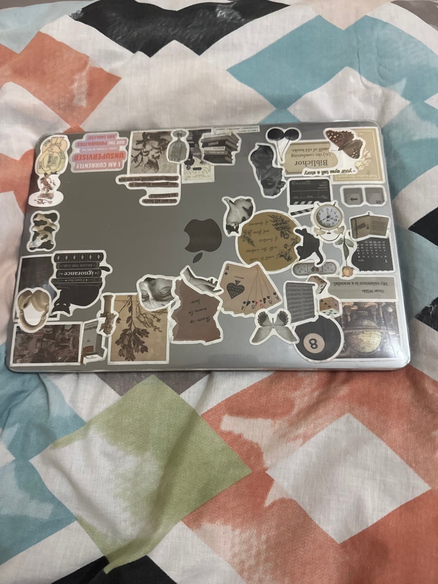 macbook pro 2022 m2 - Image 4
