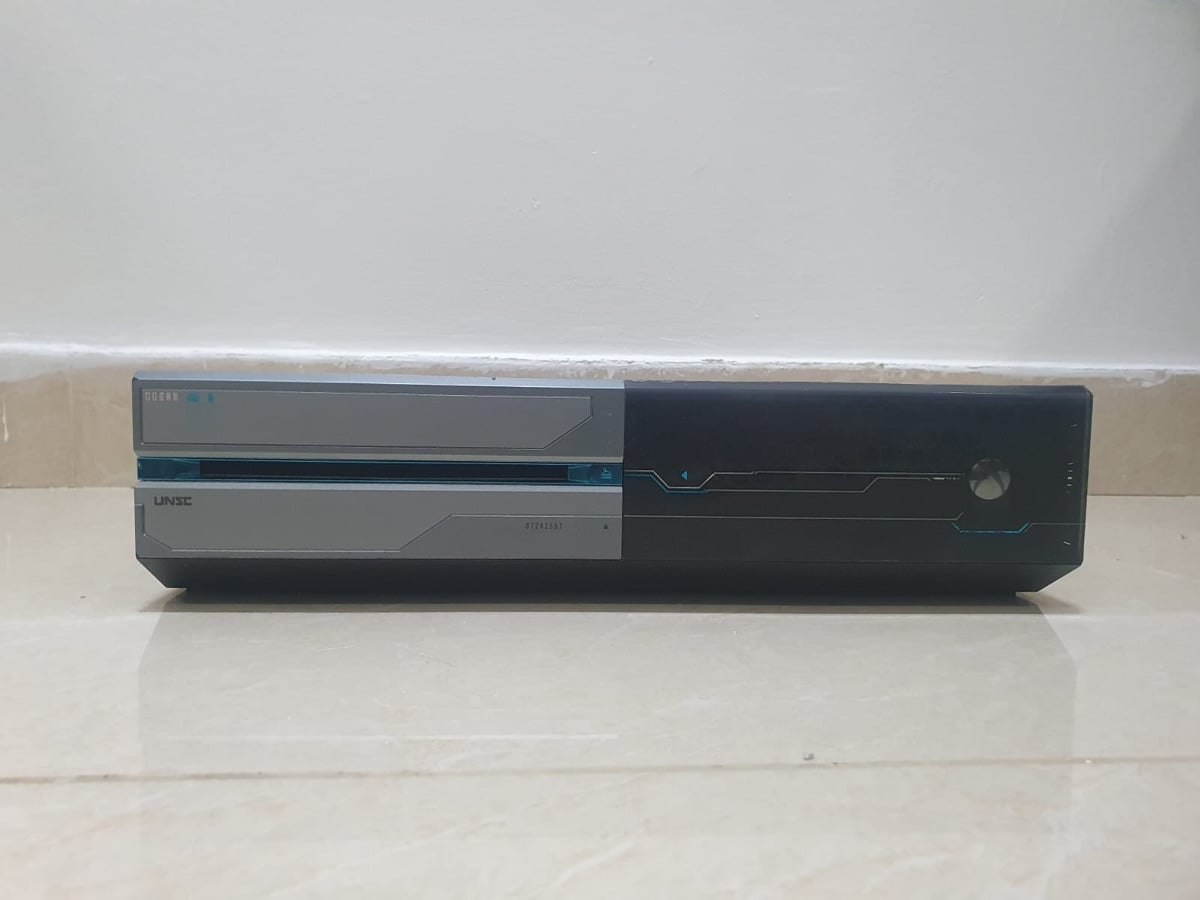 Xbox one 1 TB halo limited edition - Image 1