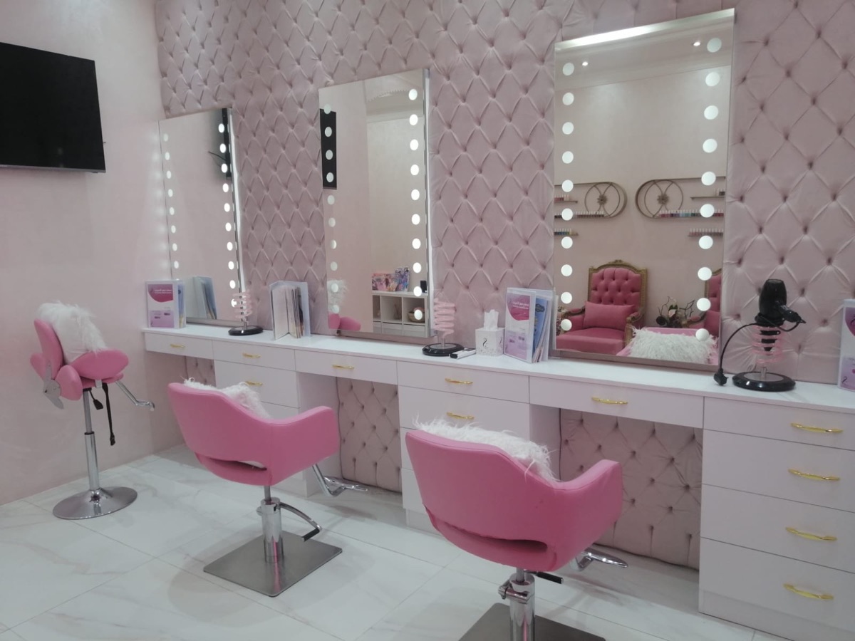 Salon Furnitures, equipment & products for sale أثاث ومعدات ومنتجات صالون للبيع - Image 7