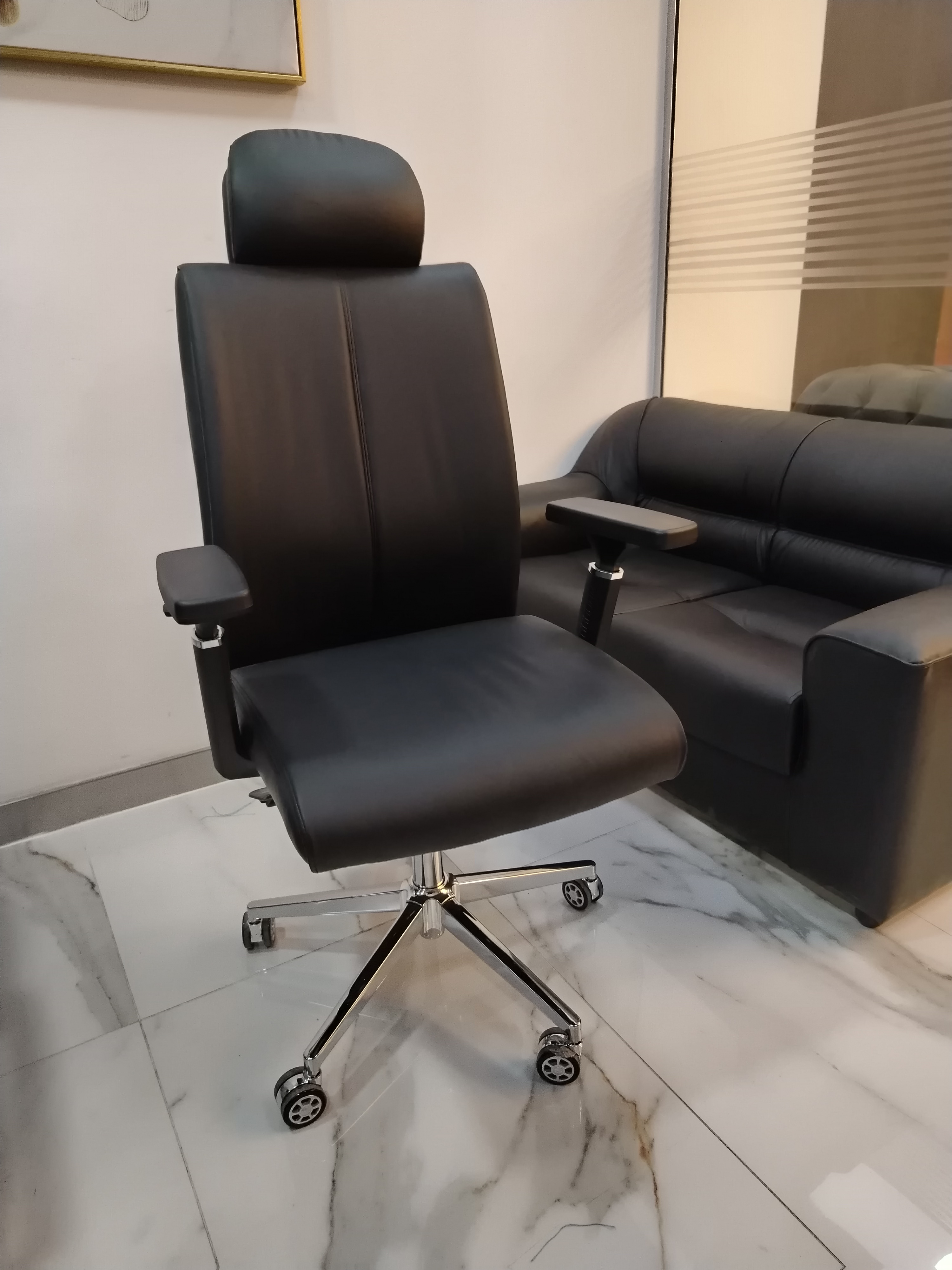 COMFORTABLE EXECUTIVE CHAIR SALE - Image 2