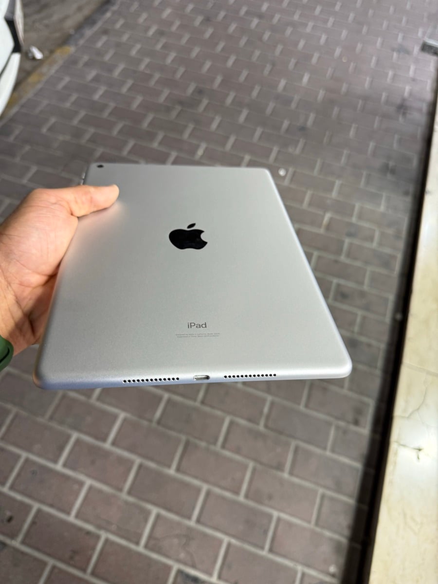 IPad 8genaration - Image 1