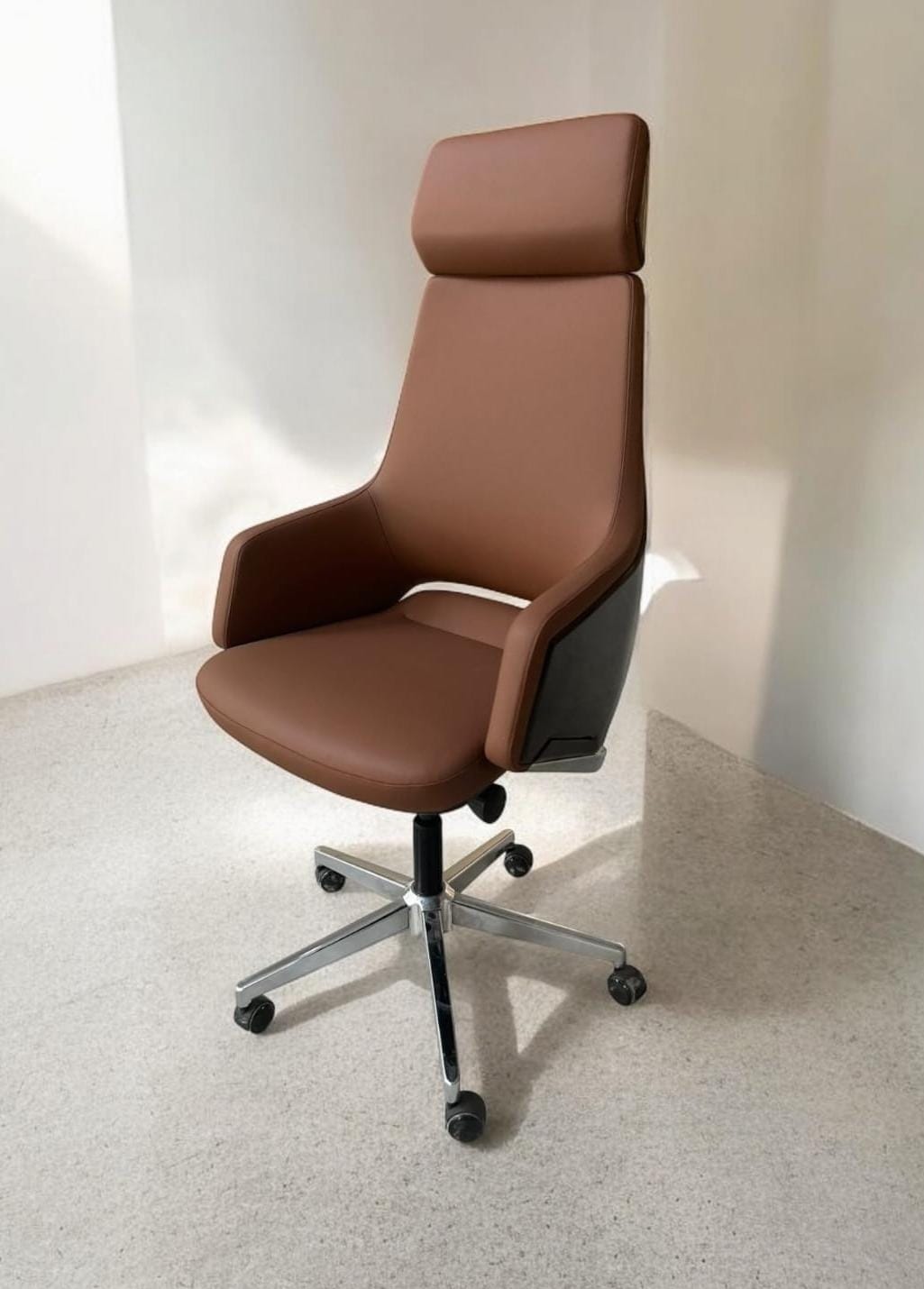EXECUTIVE OFFICE CHAIR - Image 1