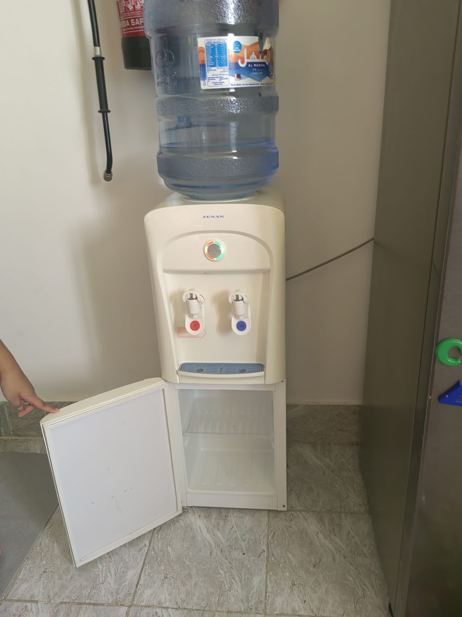 Water dispenser - Image 1