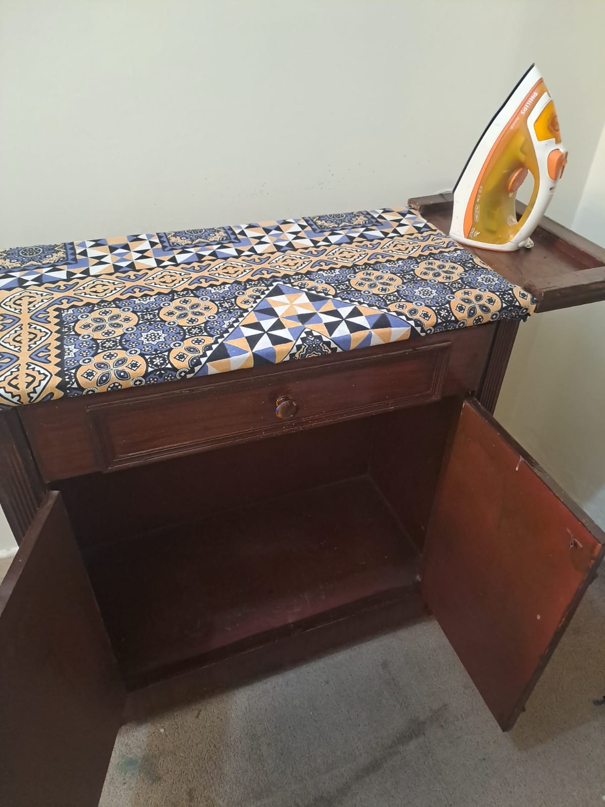 Iron stand and iron - Image 2