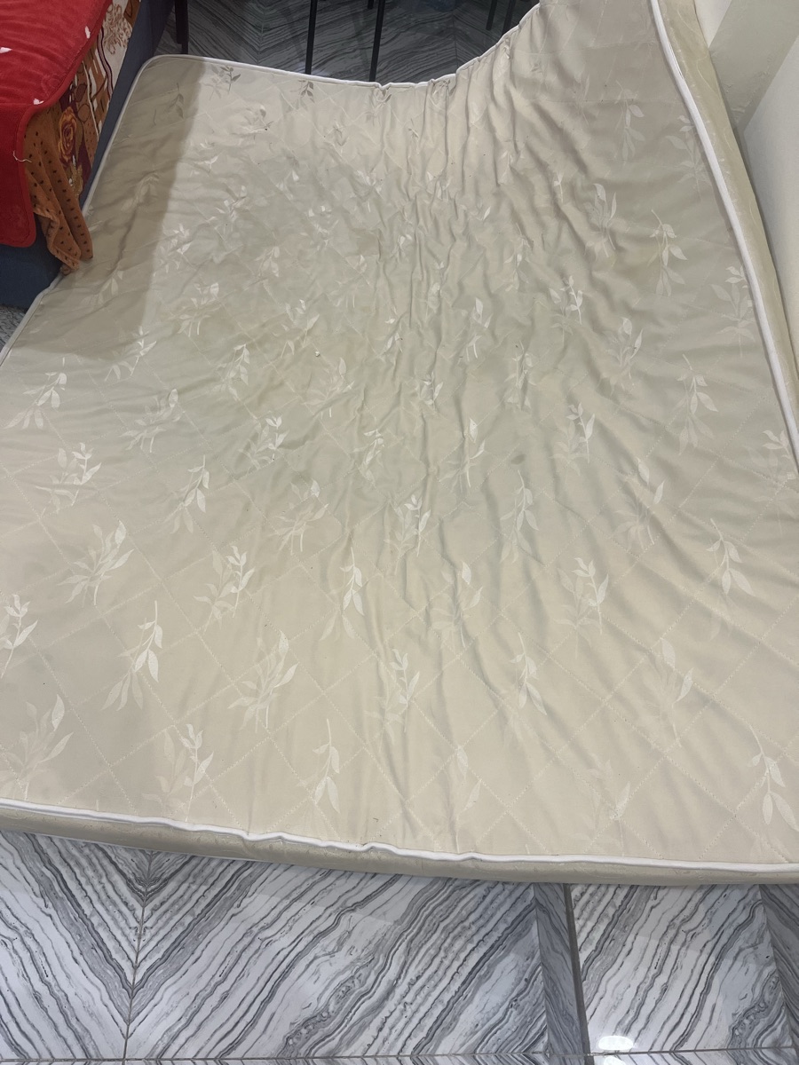 Bed frame with mattress - Image 4