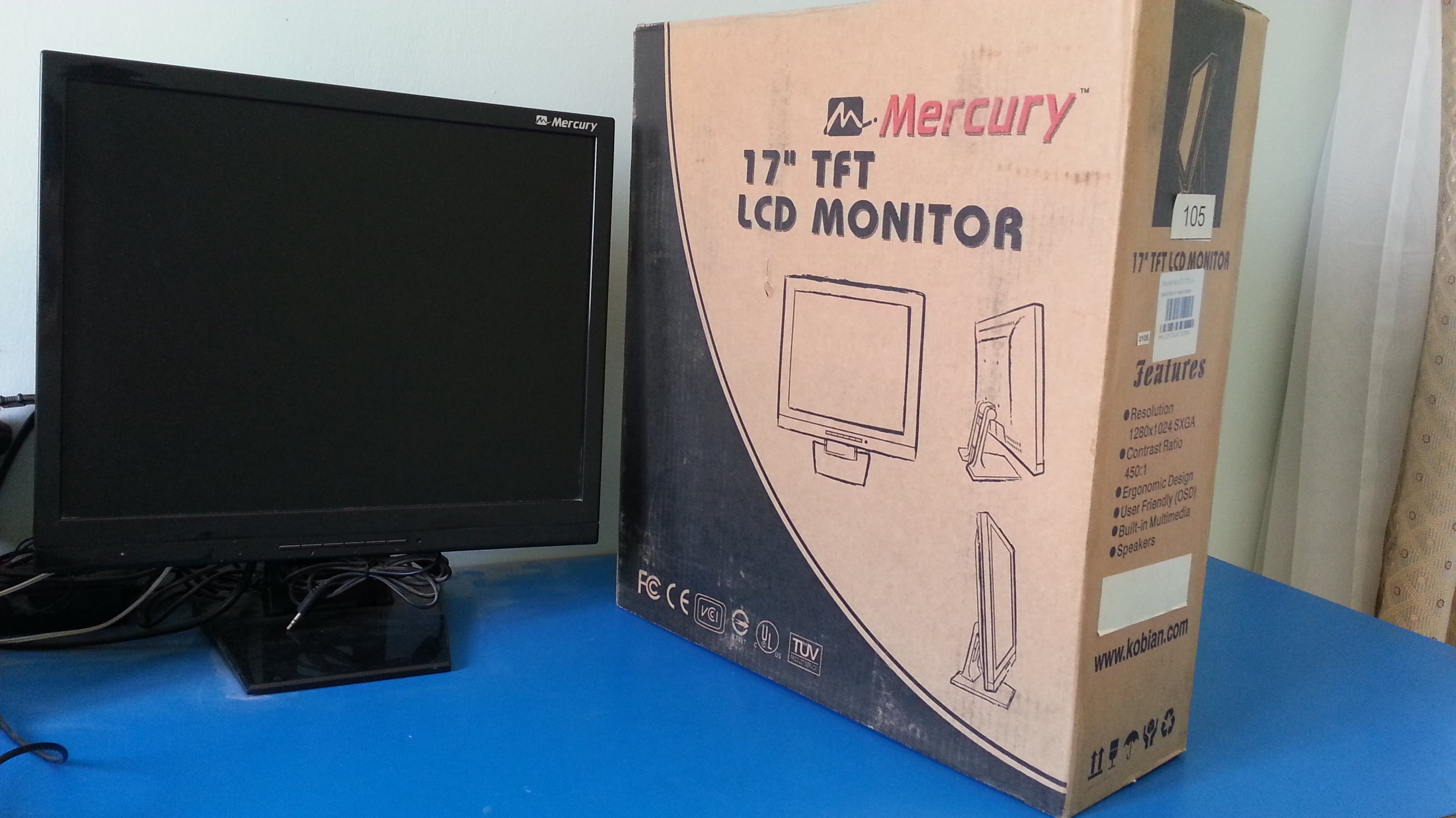 LCD 17” Monitor TFT-built in speaker - Image 1