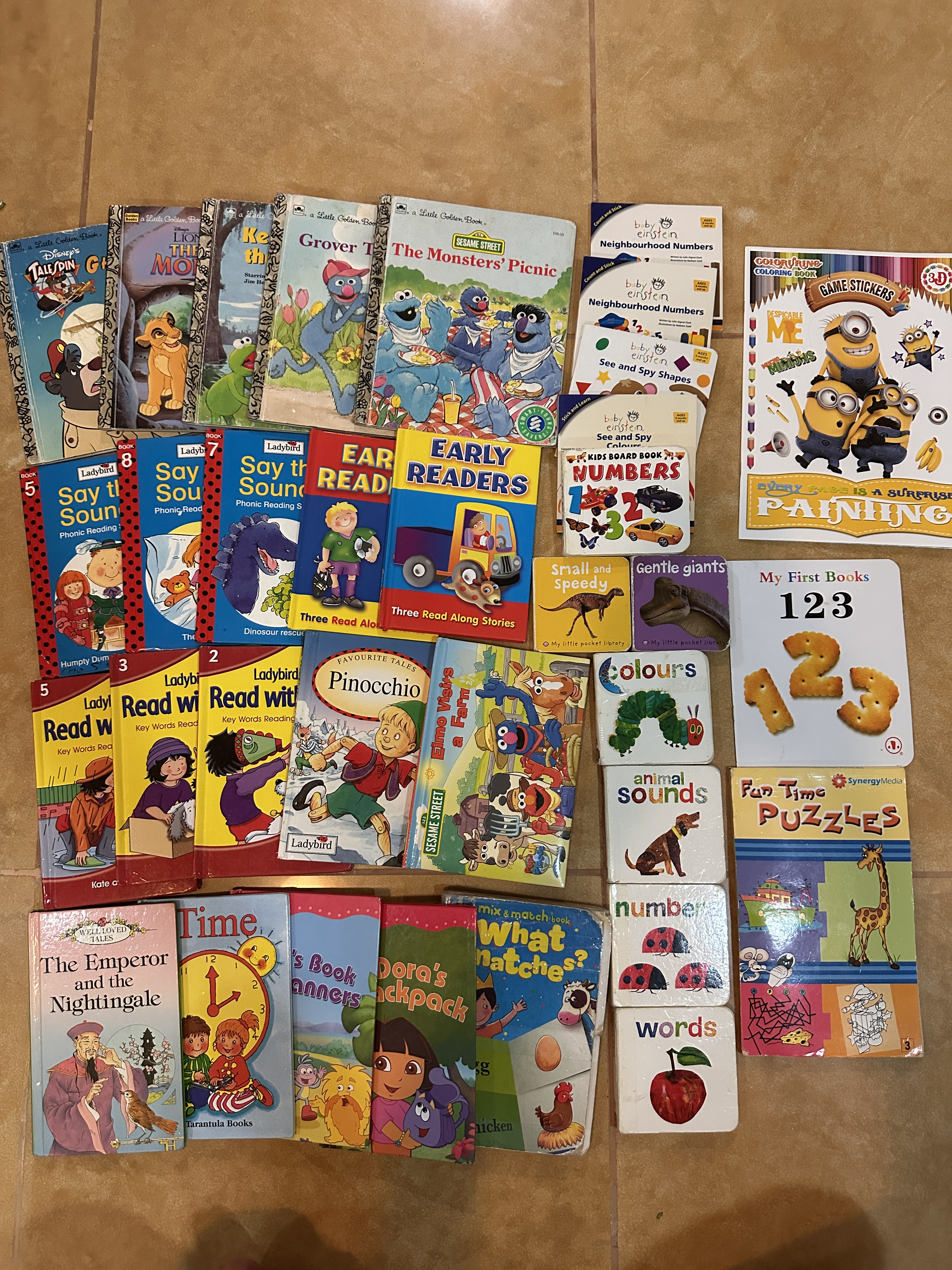 QR100 - 28 books with 6 activity booklets - Image 1