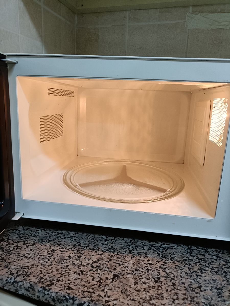 lG Microwave - Image 2