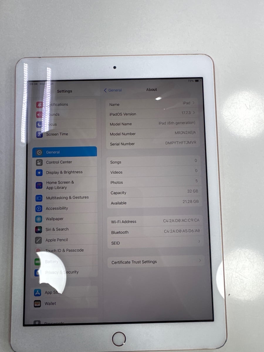 iPad 6th generation good condition - Image 1