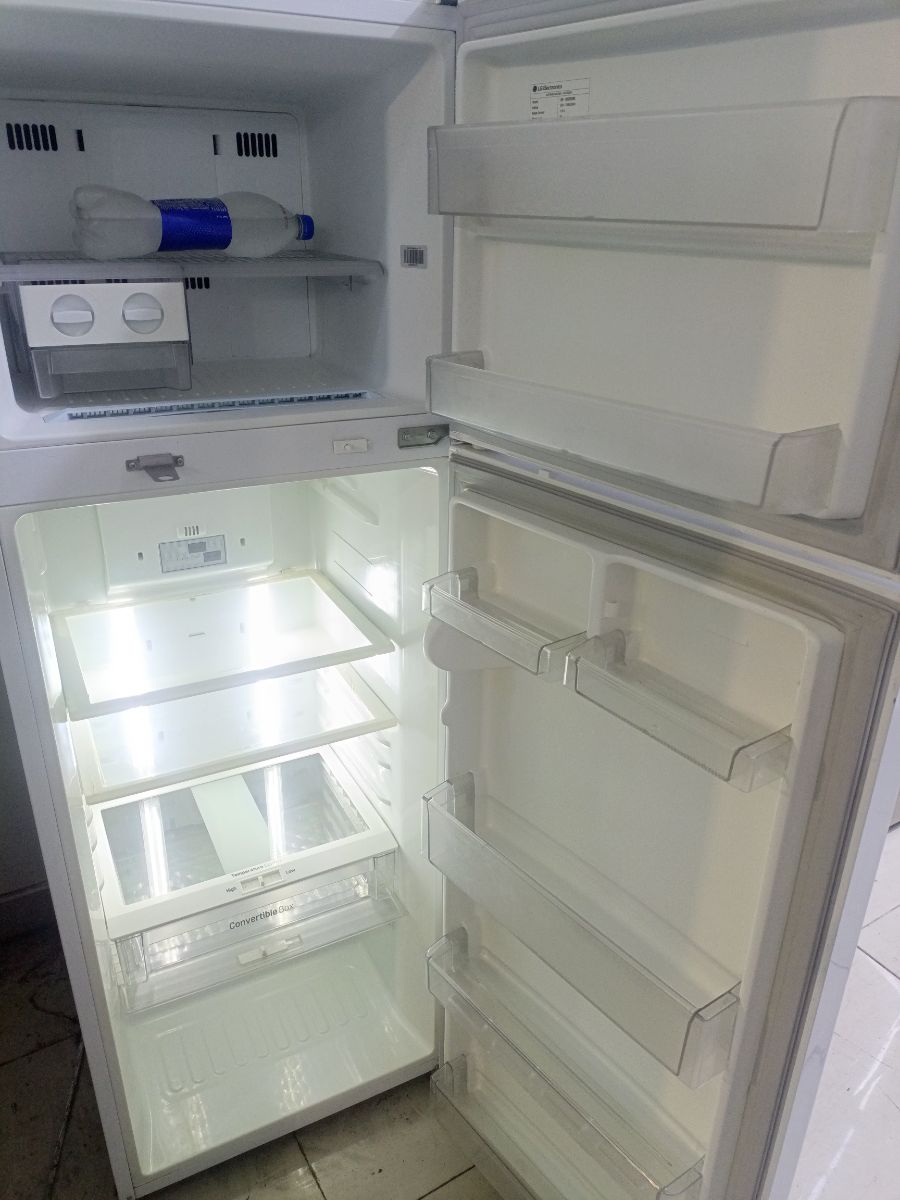Lg refrigerator - Image 2