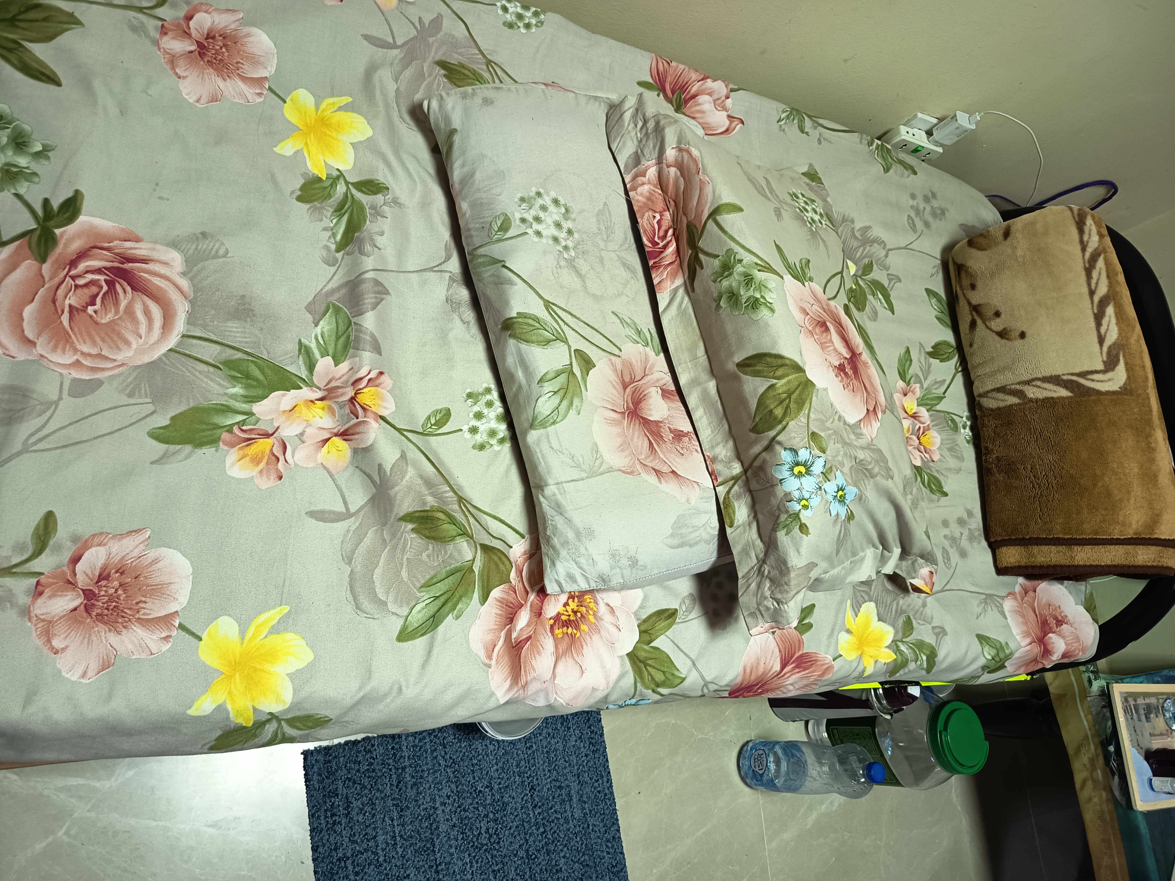 Blanket with Pillows  - Image 3