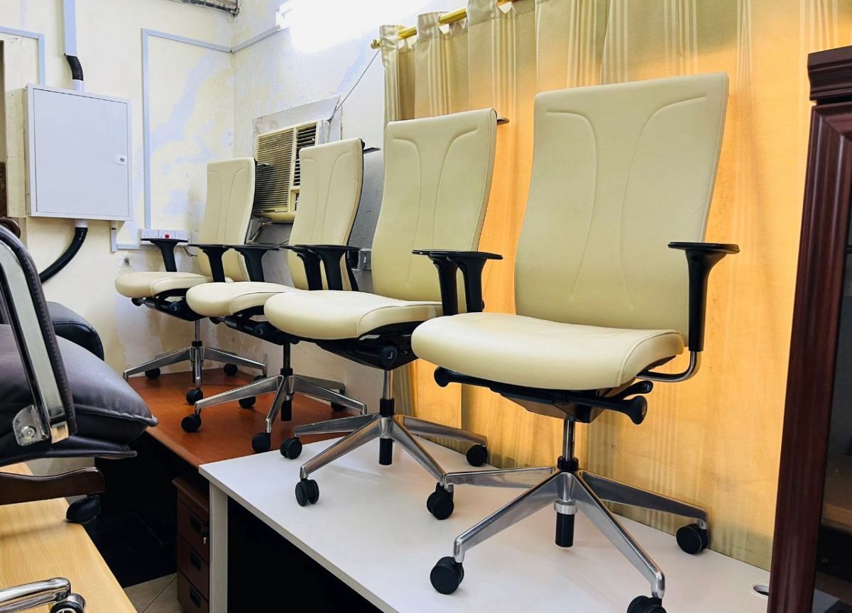 Used office desk and chair buy sell in qatar 55157083 - Image 20