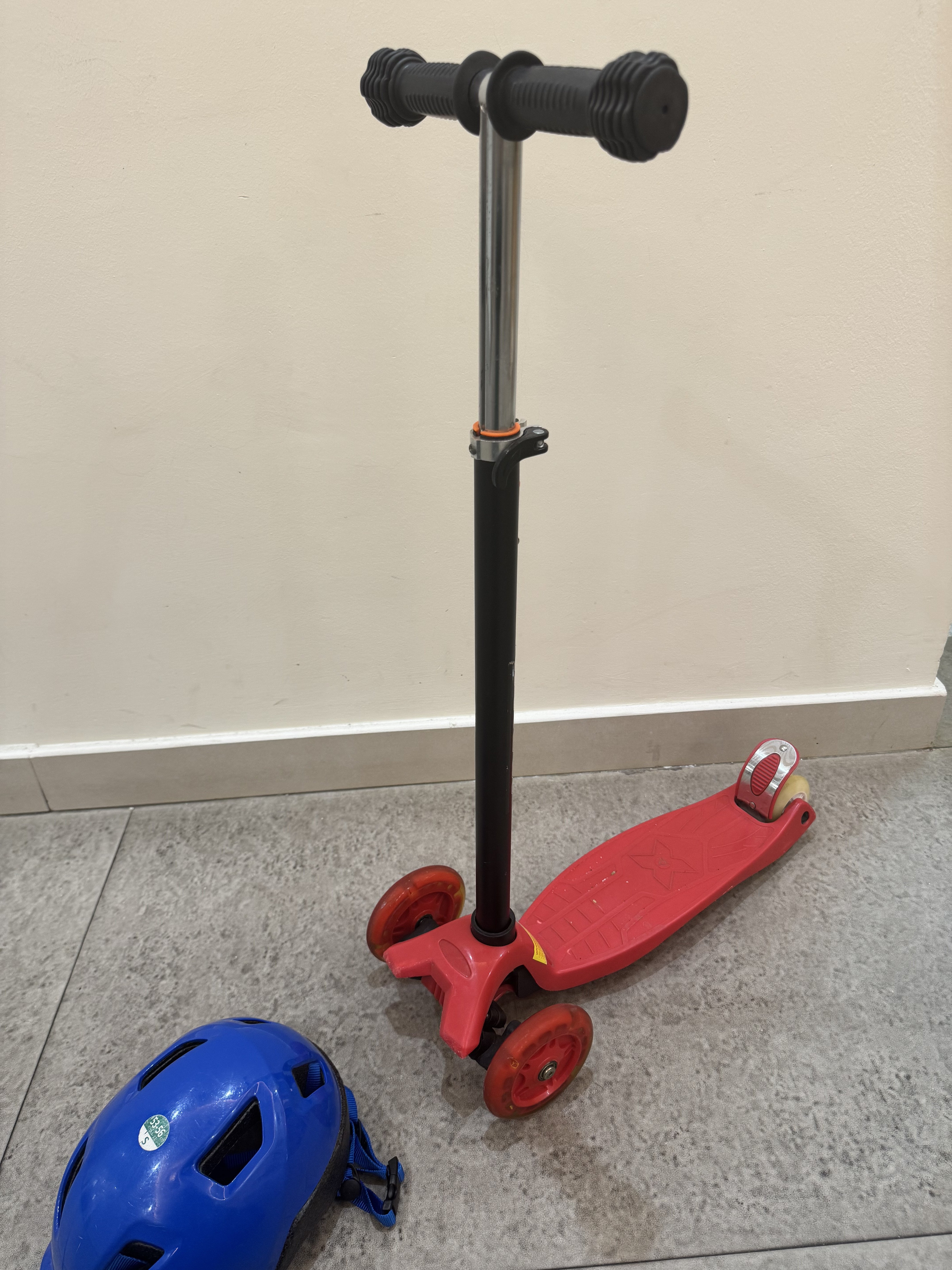 Scooter & helmet - Image 1