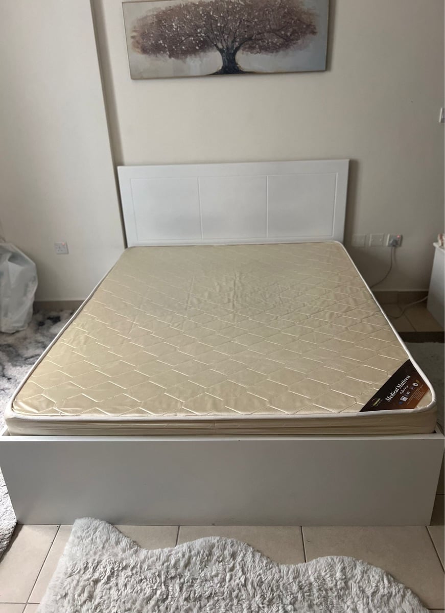 Queen bed frame + mattress - Image 3