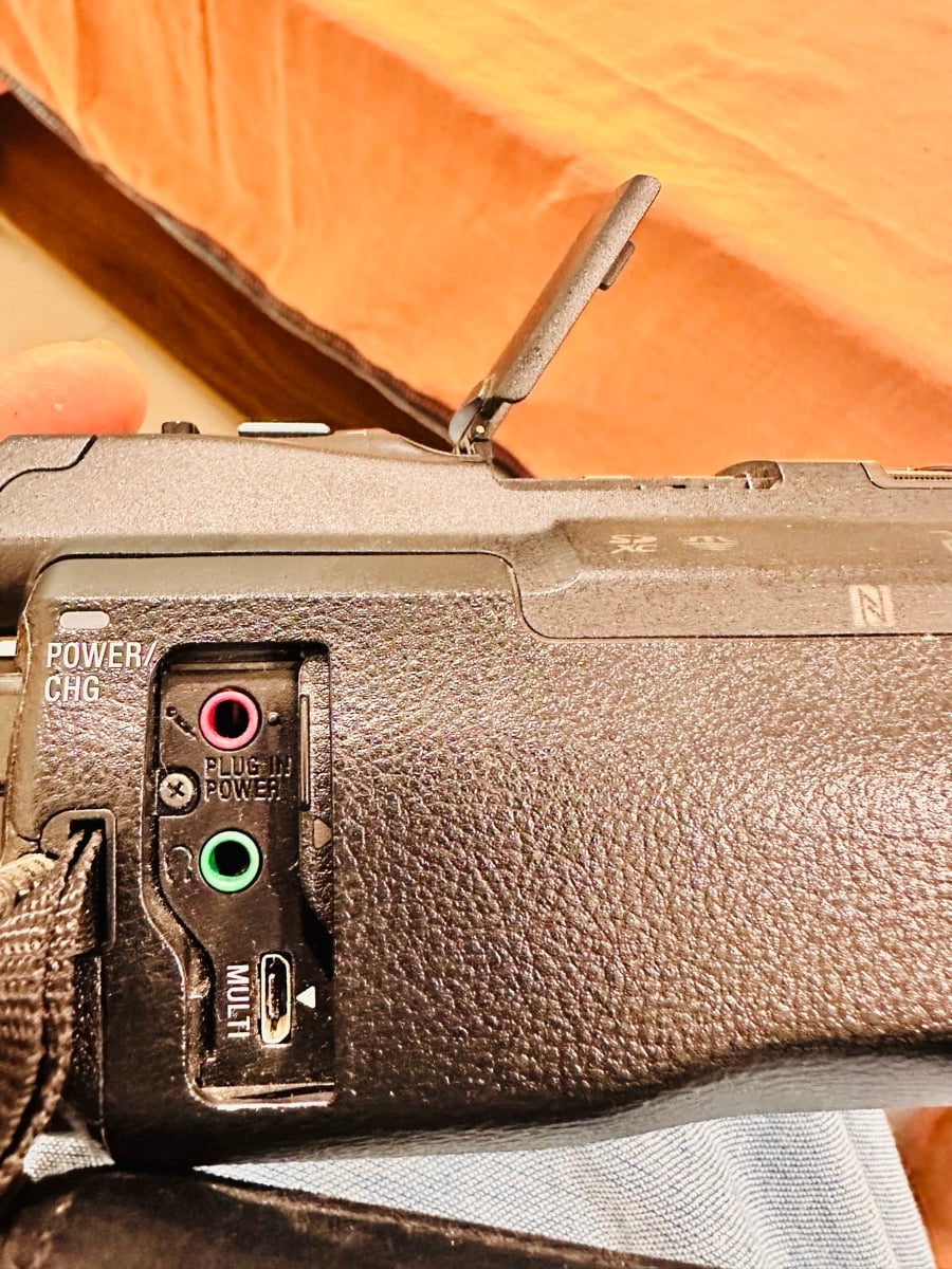 Sony Handycam with Projector - Image 7