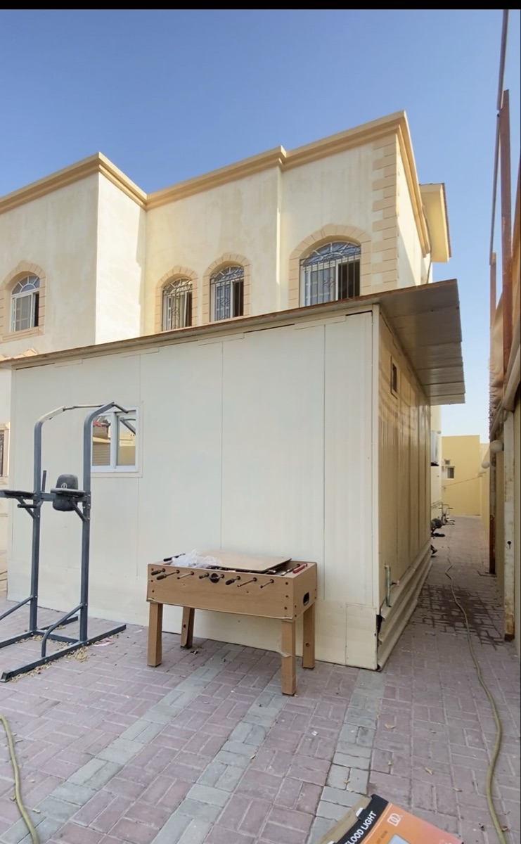 Cabin with toilet with electricity - Image 4