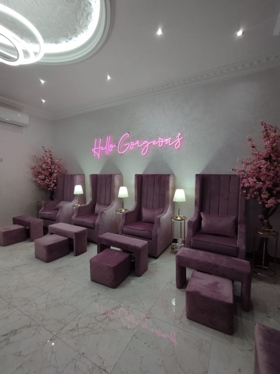 Salon Furnitures, equipment & products for sale أثاث ومعدات ومنتجات صالون للبيع - Image 18