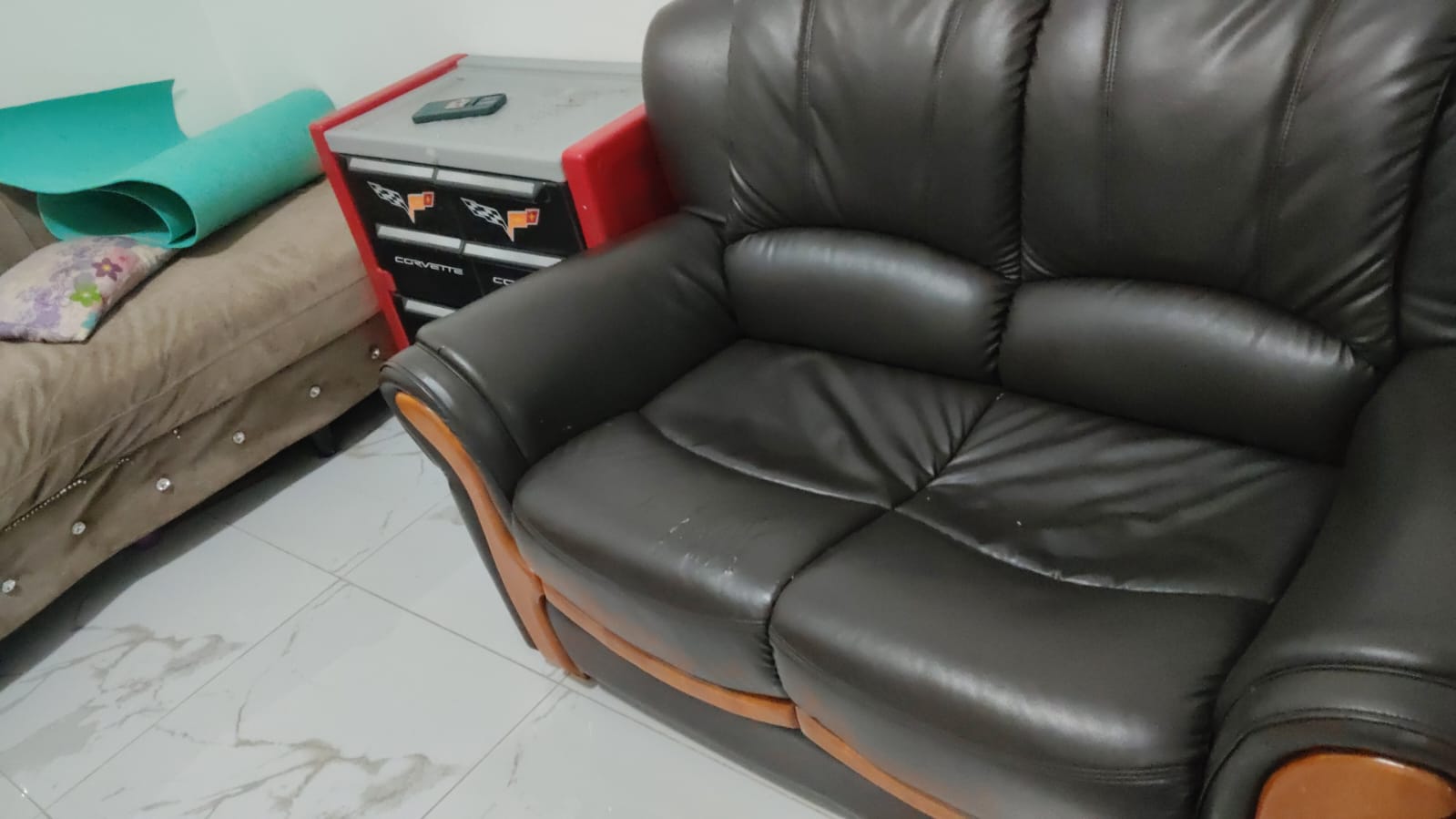 2+2 SEATER BROWN LEATHER SOFA. - Image 1