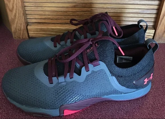 Under Armour Tribase Reign 3, Pitch Gray / venom Red (US 9) Excellent Condition - Image 2