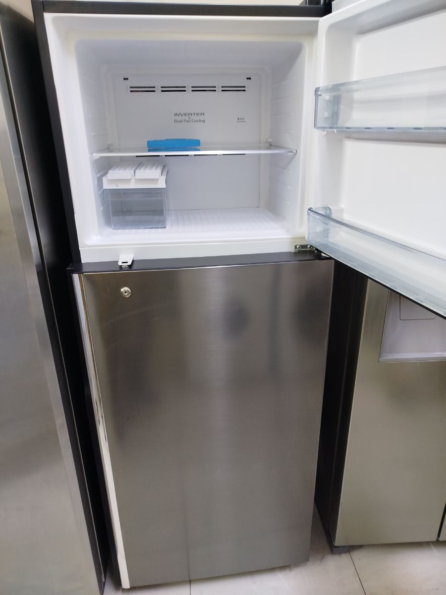 Hitachi double door same same new condition refrigerator for sale - Image 3