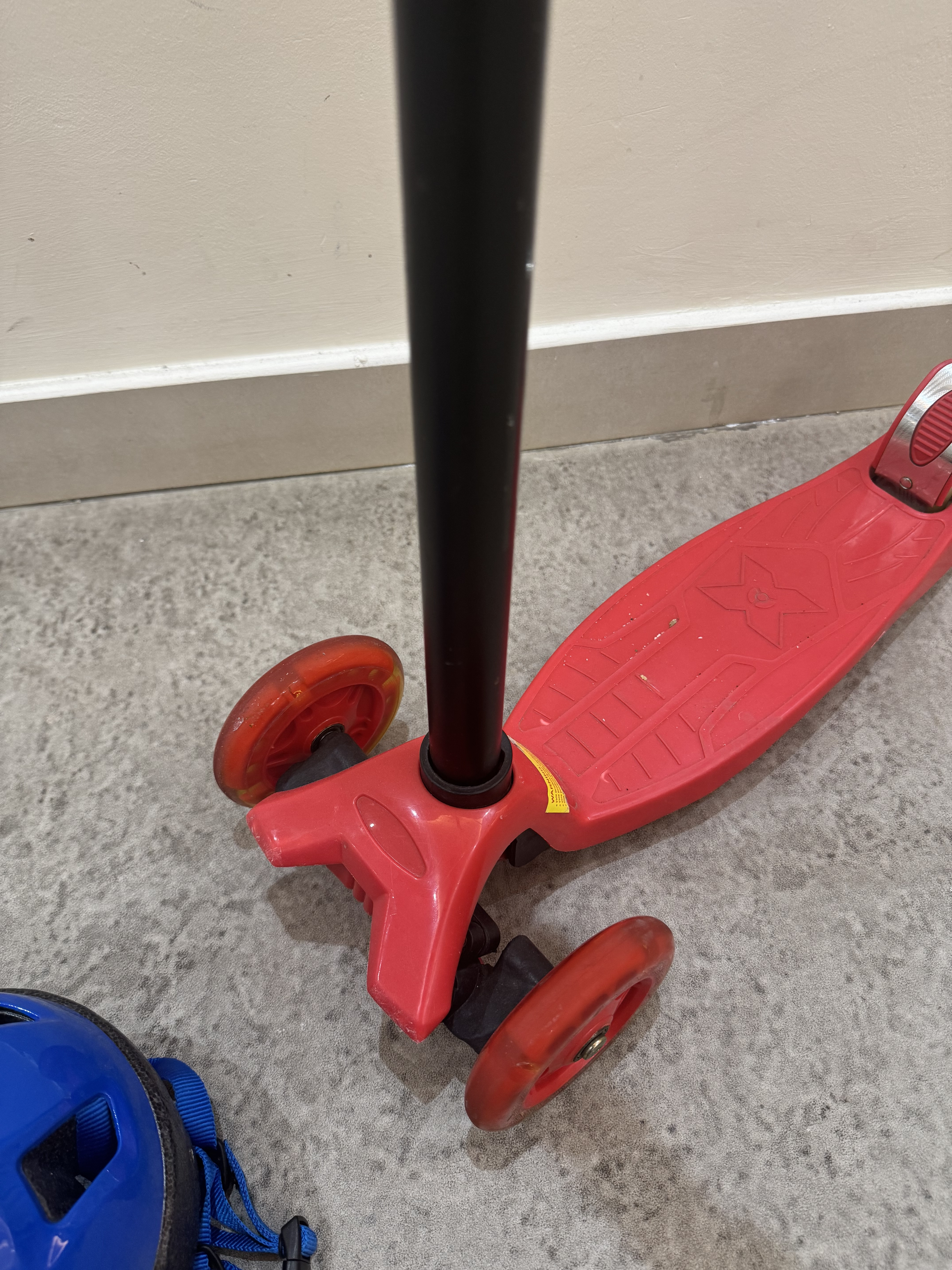 Scooter & helmet  - Image 6