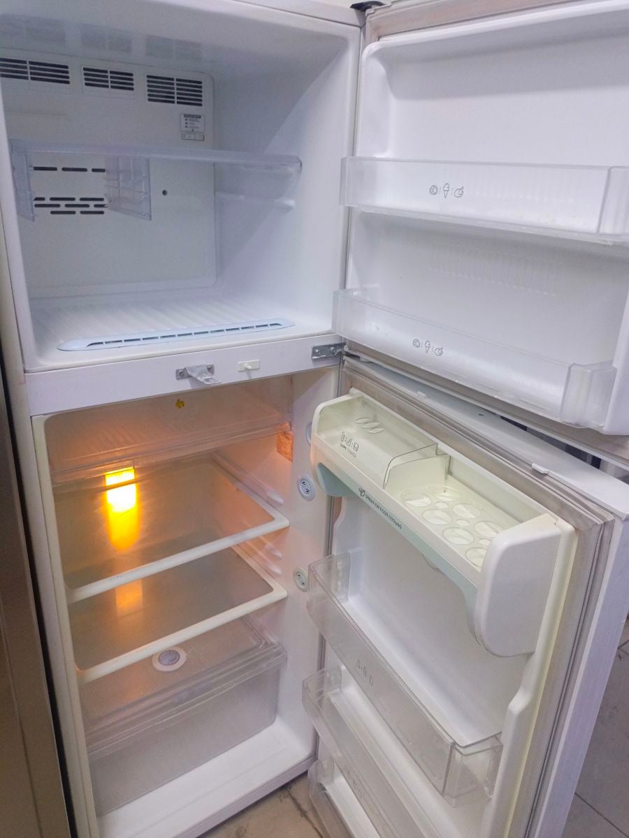 Lg refrigerator - Image 2
