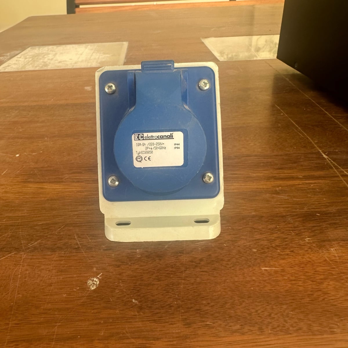 Industrial Socket - Wallmount - مقبس صناعي - مثبت على الحائط - Image 4