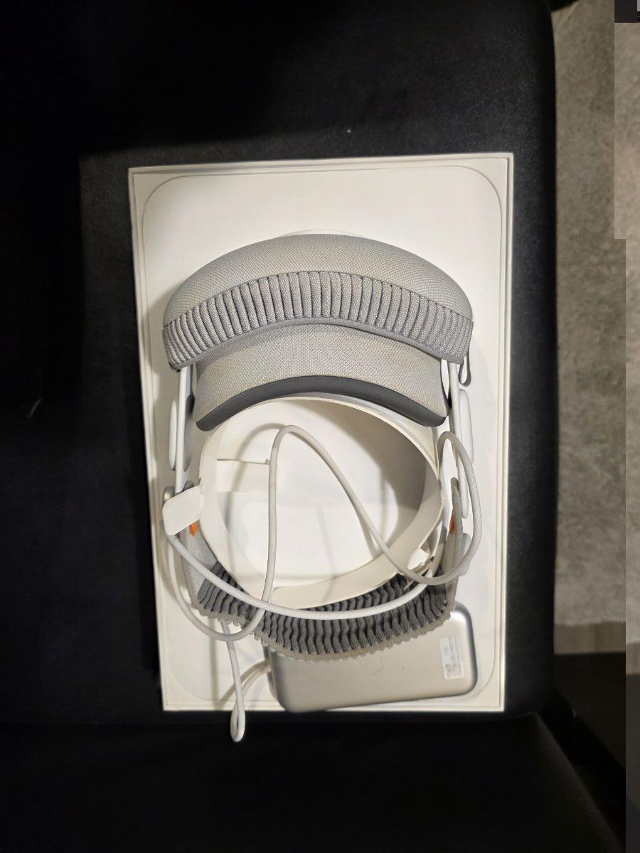 Apple Vision Pro 1 year old up for sale!! - Image 1