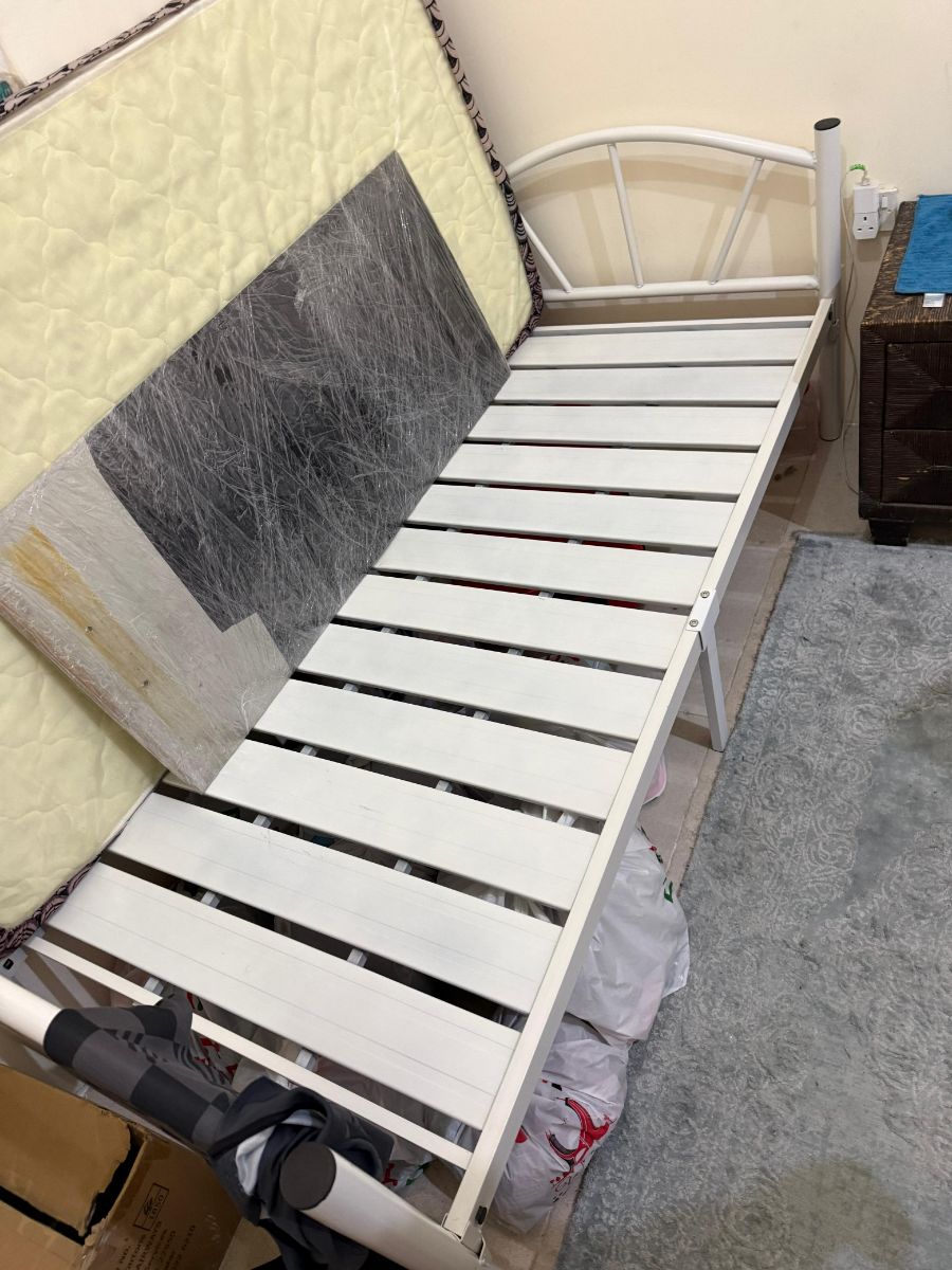 Bed and mattress - Image 2