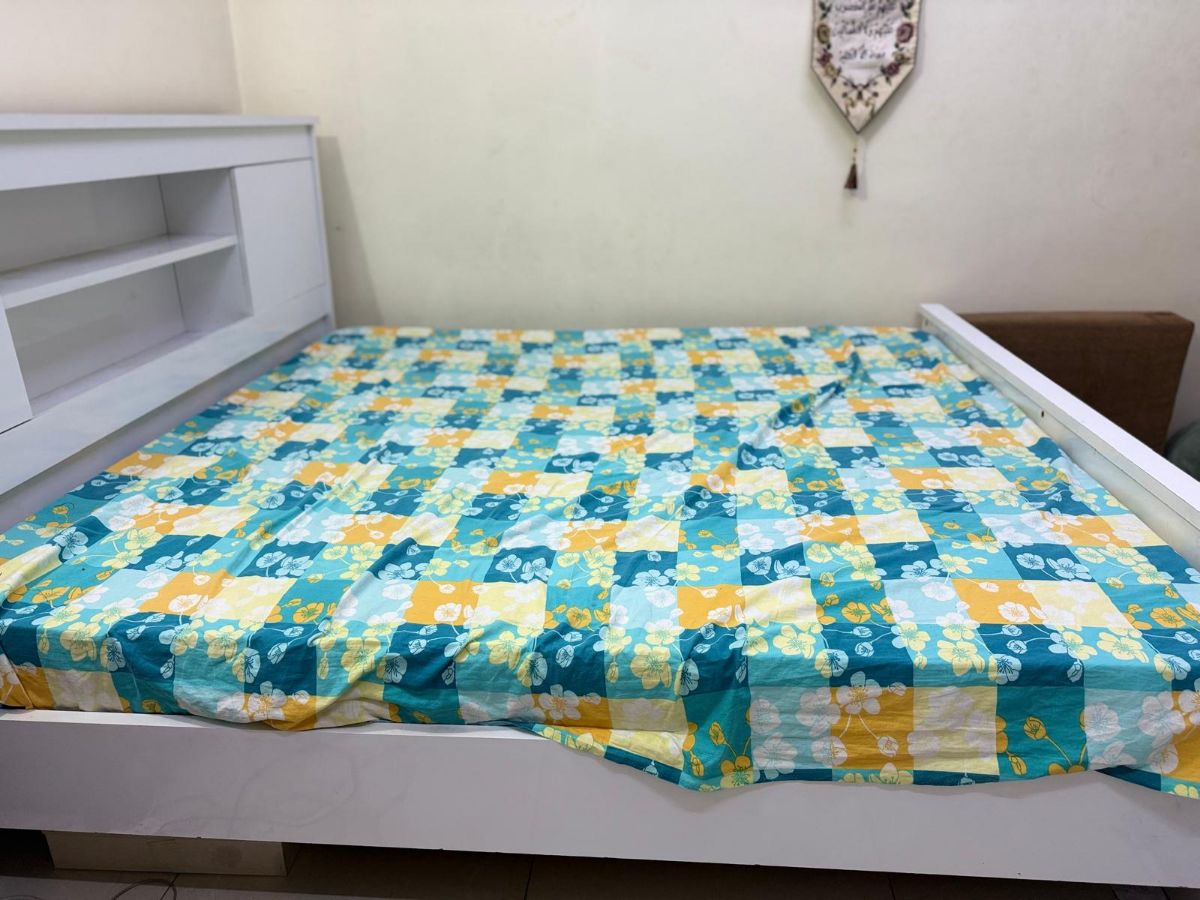 King size bed with mattres - Image 1
