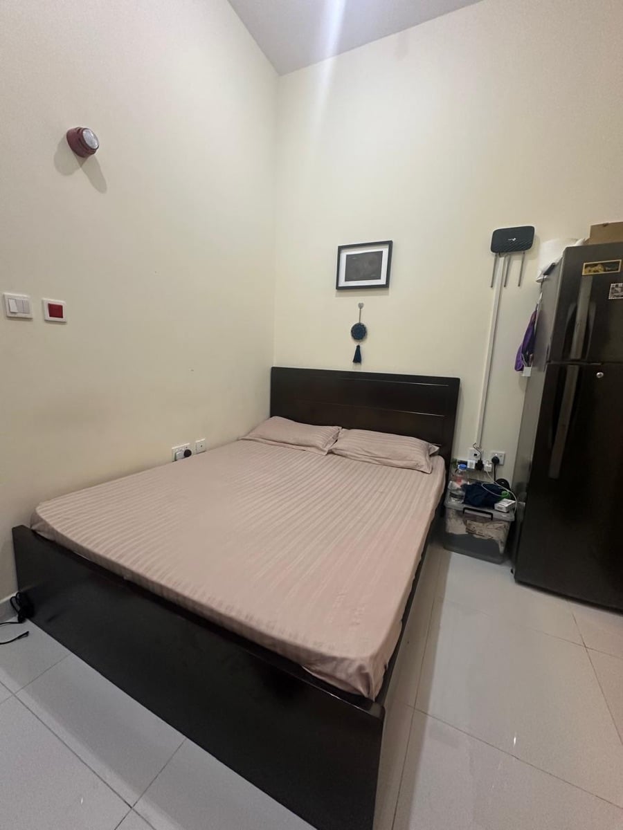Queen size bed frame and mattress - Image 2