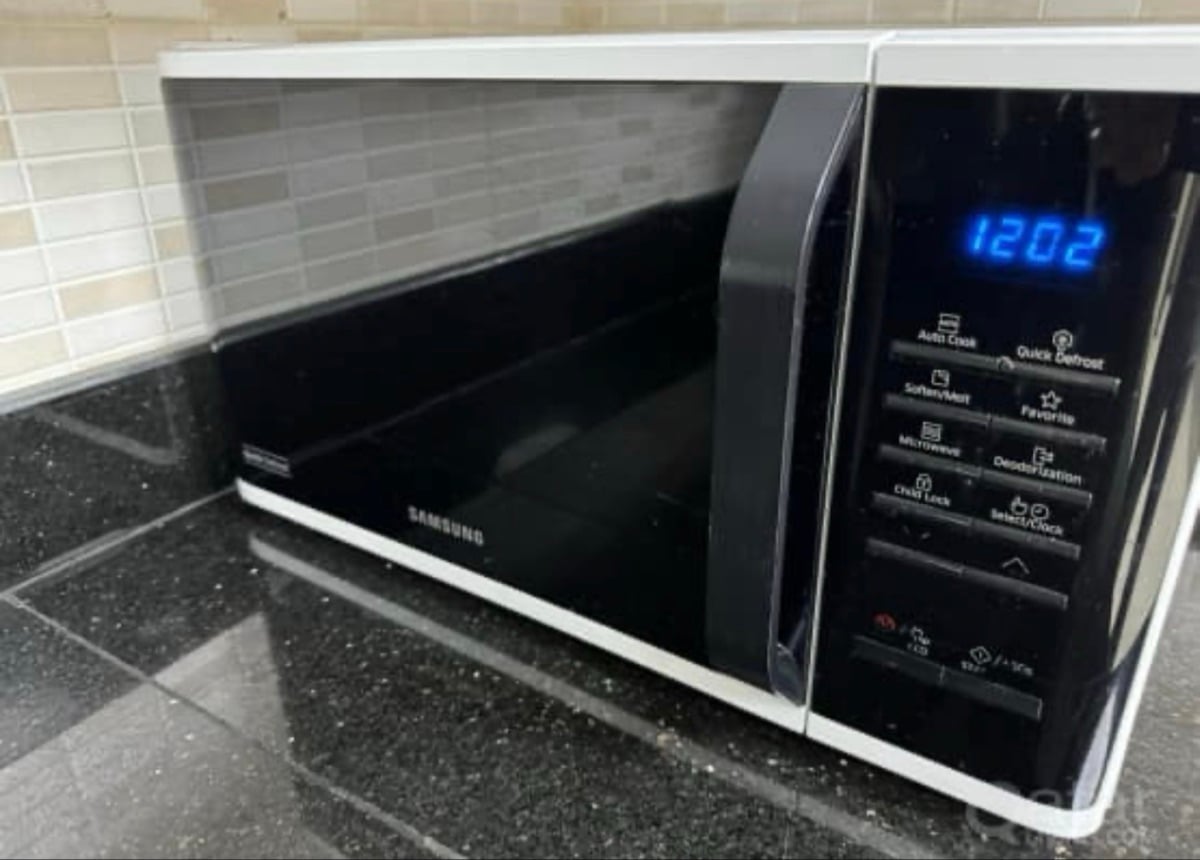SOLD- Samsung Microwave MS23K3513Aw مايكروويف سامسونج مستعمل بحالة جيدة جداً - Image 4