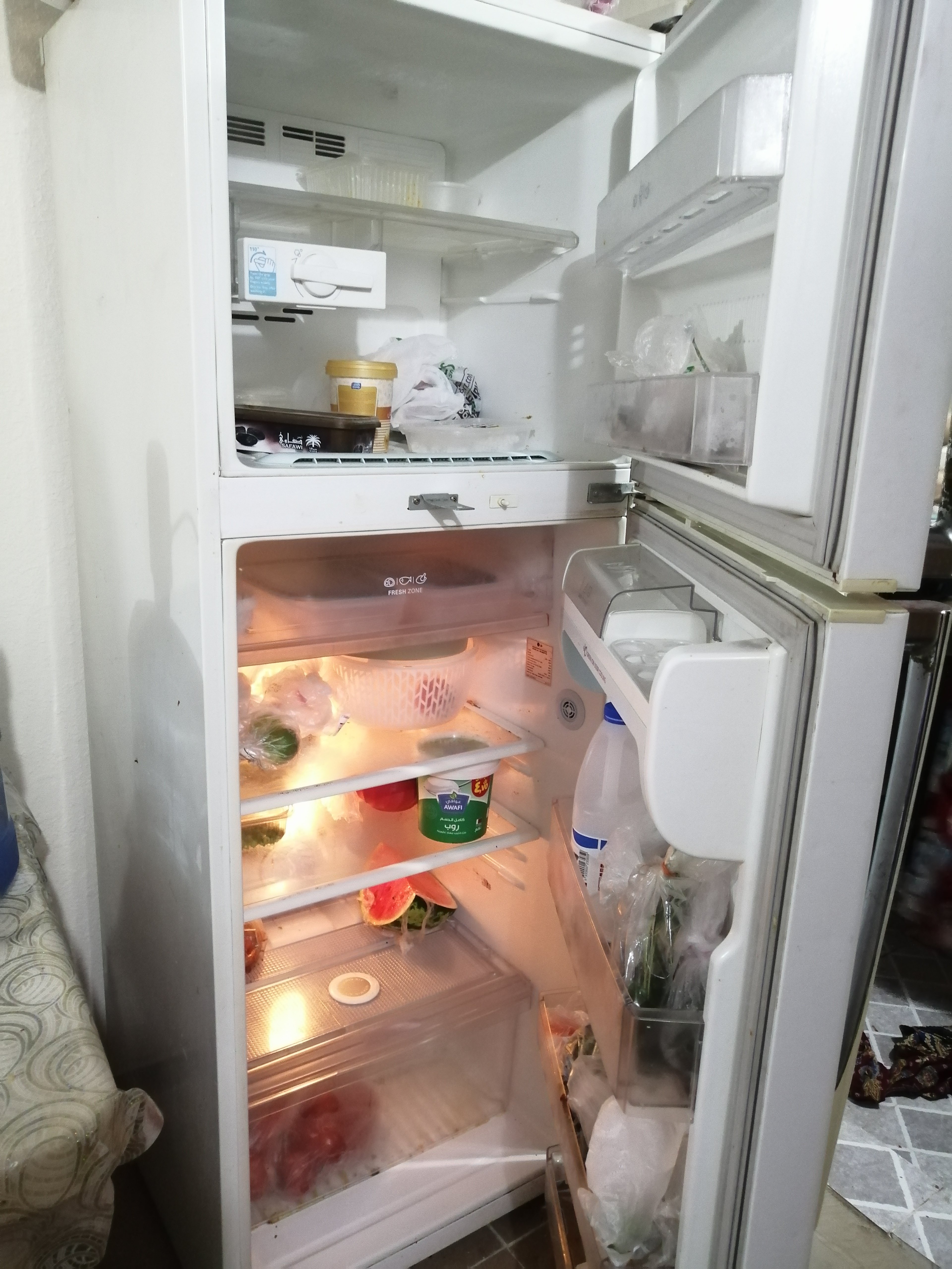 LG Refrigerator 2 door very good working condition  - Image 4