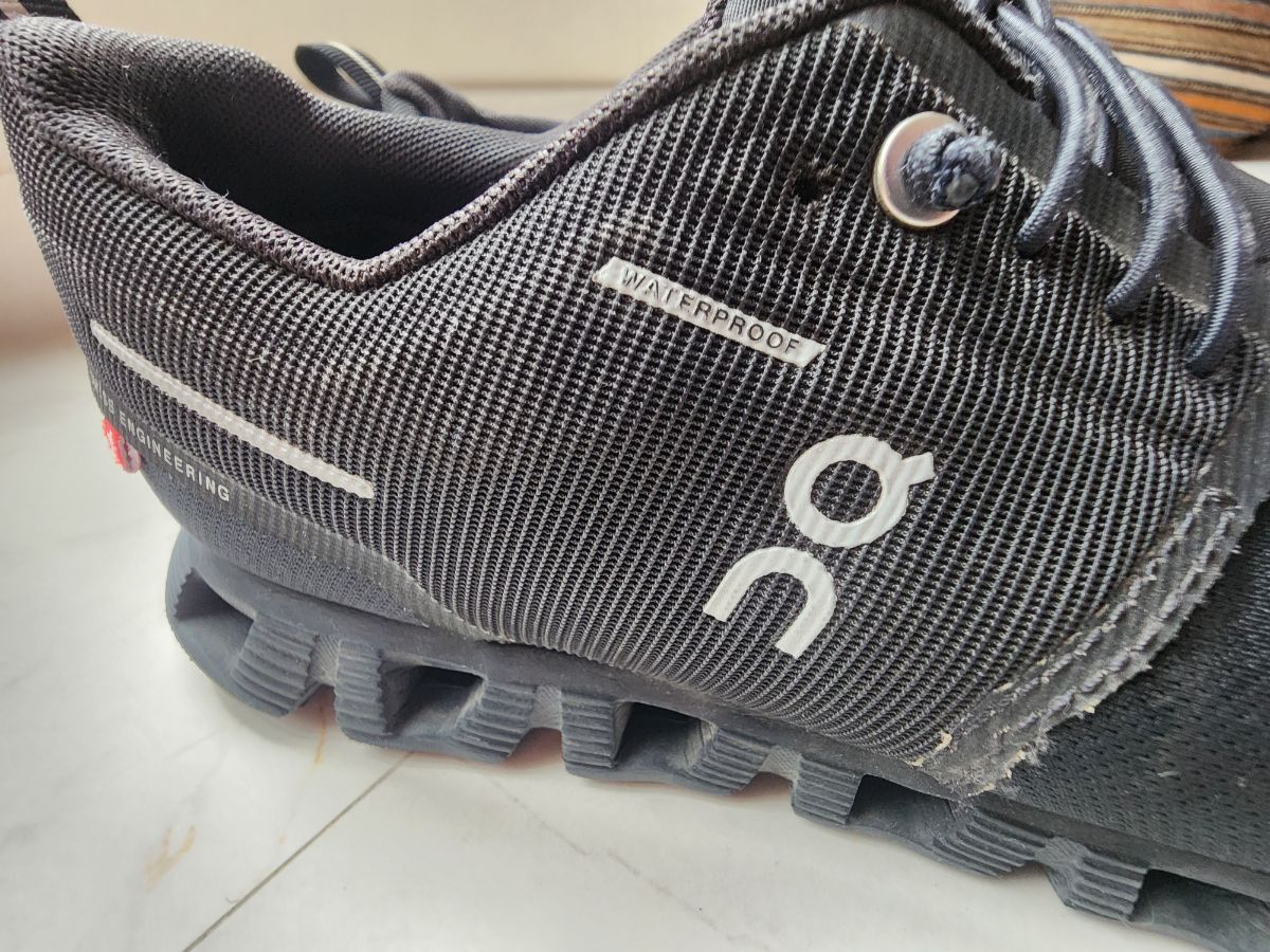 "On" boys trainers in good condition 450 QR - Image 9