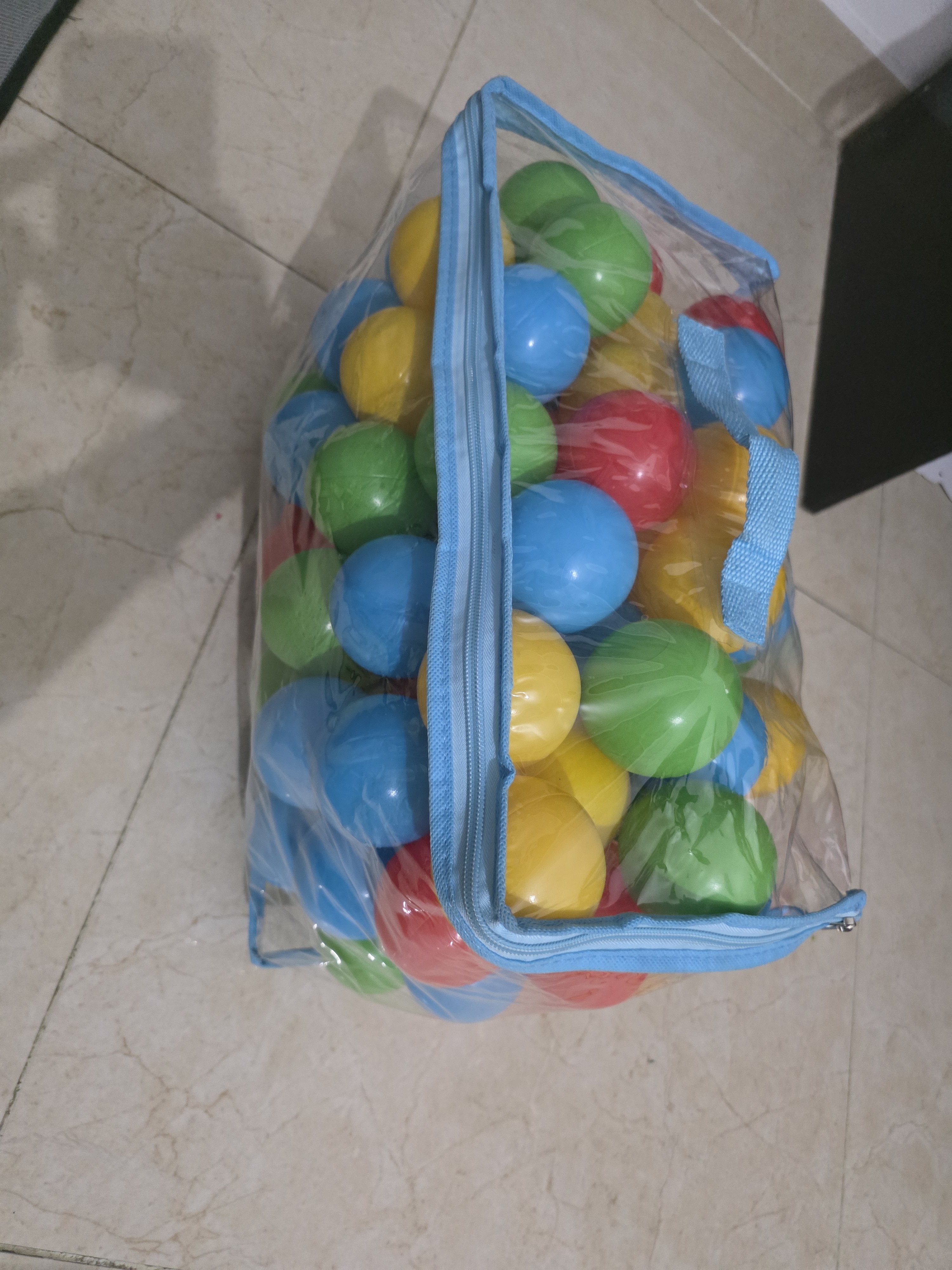 kids playing tent with balls - Image 3
