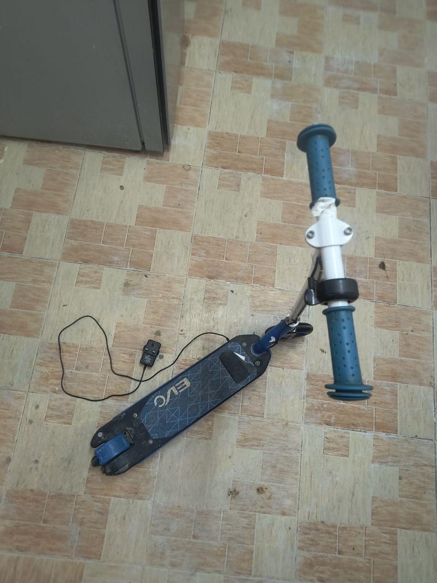 Electric Scooter with charger - Image 2