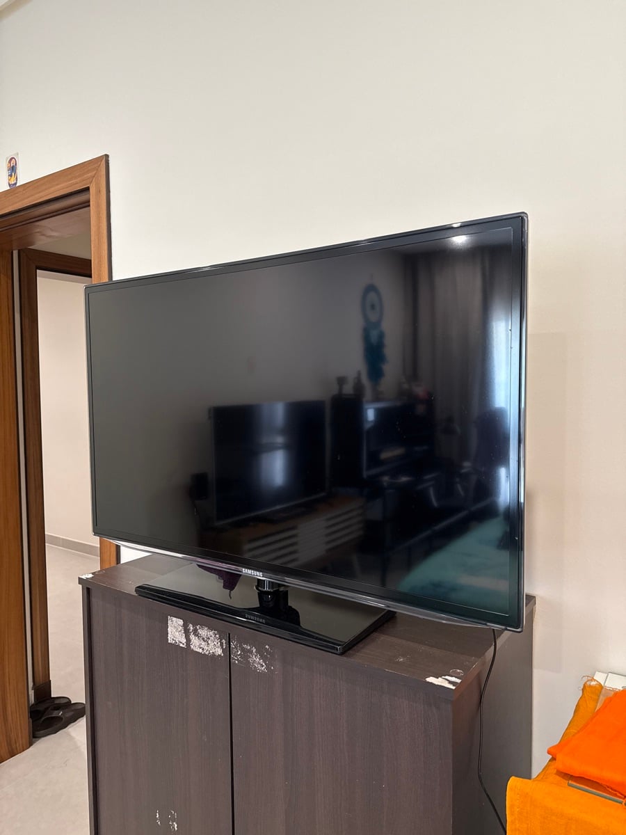 SAMSUNG 40” LED TV (SMART READY TV) - Image 1