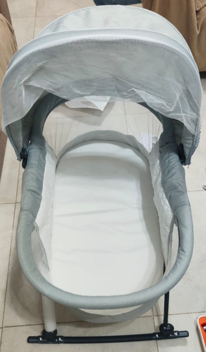 Juniors brand baby bed/cradle with rocker mode - Image 3