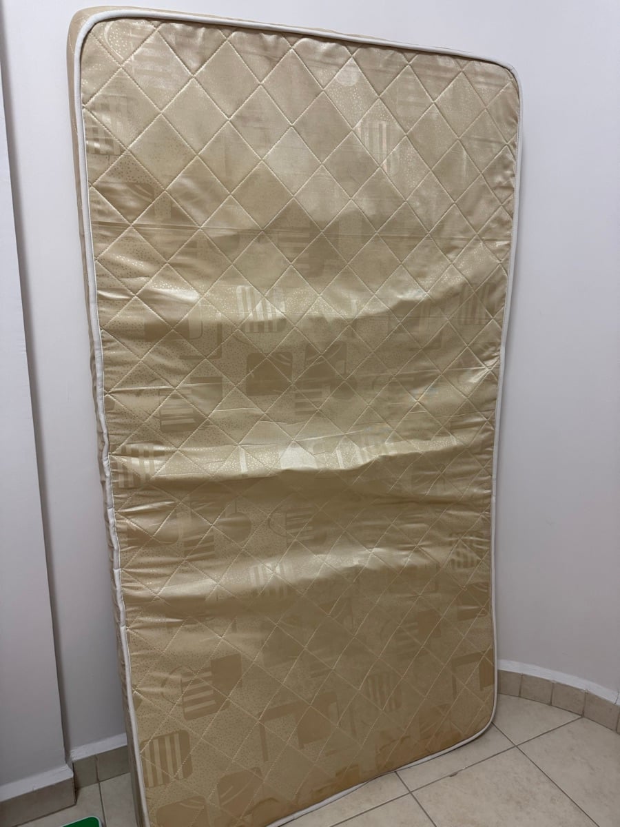 Bed Mattresse 190 cm * 110 cm like new - Image 1