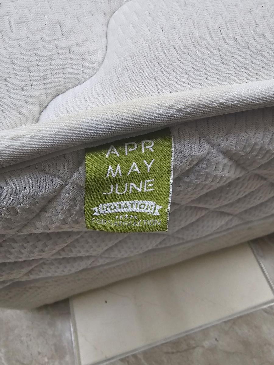 Upholstered Platform Bed (150 cm Width) with Queen Size Premium Mattress – Excellent Condition! - Image 3