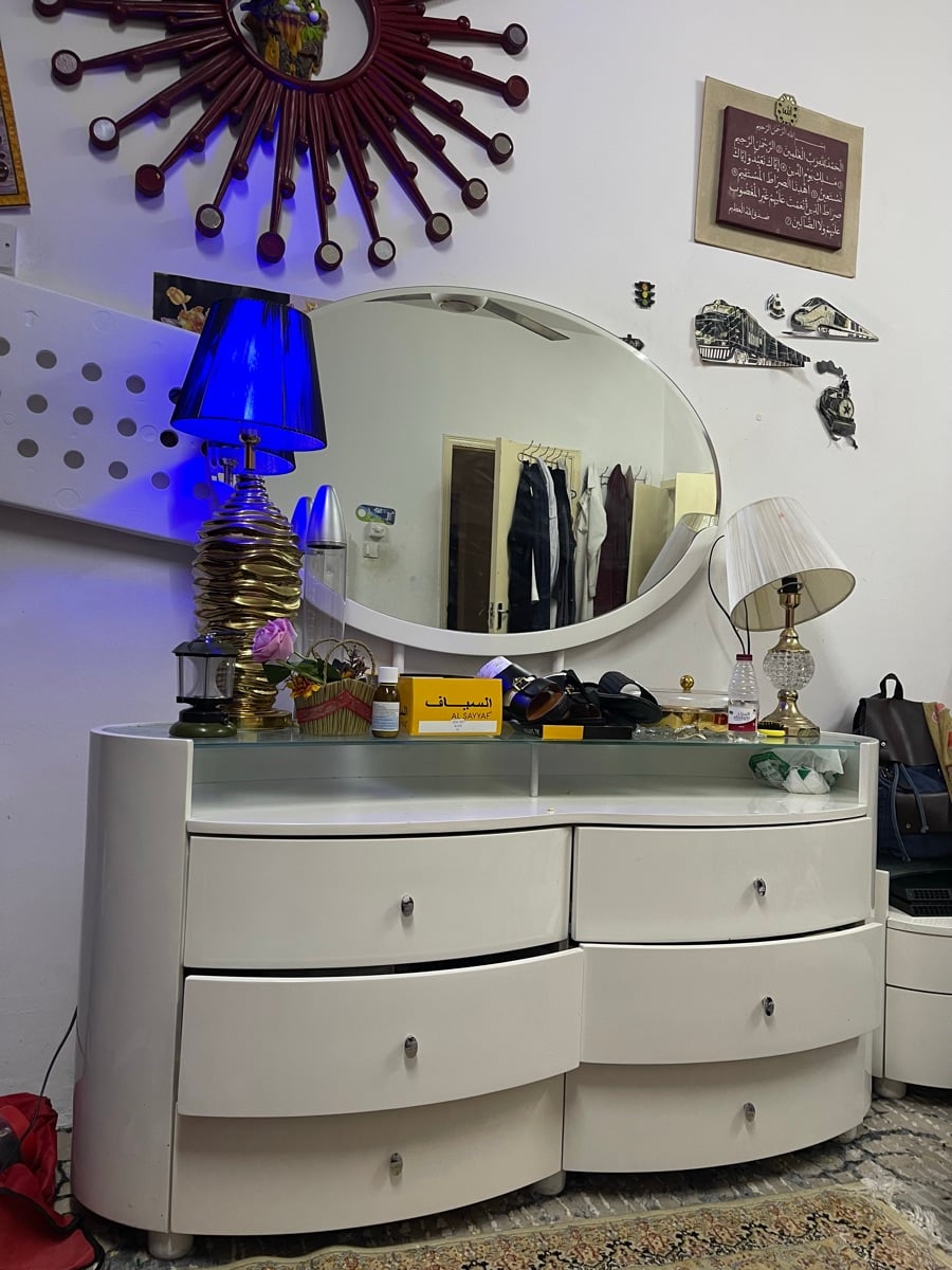 Dressing table with 2 side table - Image 1